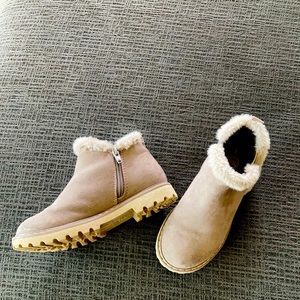 Fur detailed boots!